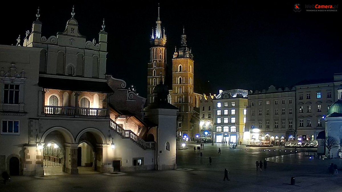 krakow_pl's tweet photo. 😀Wieczorem Kraków błyszczy😍Uwalnia całą swoją magię🥰#Dobranoc
#wieczór #magia #RynekGłówny #Sukiennice #KościółMariacki #UnityCenter #RynekPodgórski https://t.co/0Q10LDqnaS