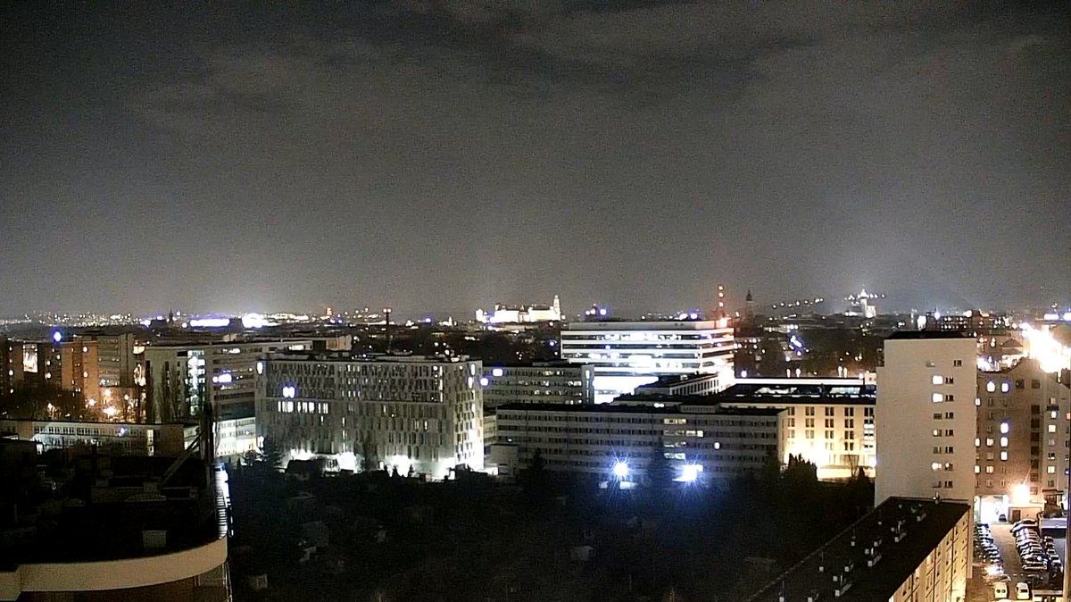 krakow_pl's tweet photo. 😀Wieczorem Kraków błyszczy😍Uwalnia całą swoją magię🥰#Dobranoc
#wieczór #magia #RynekGłówny #Sukiennice #KościółMariacki #UnityCenter #RynekPodgórski https://t.co/0Q10LDqnaS