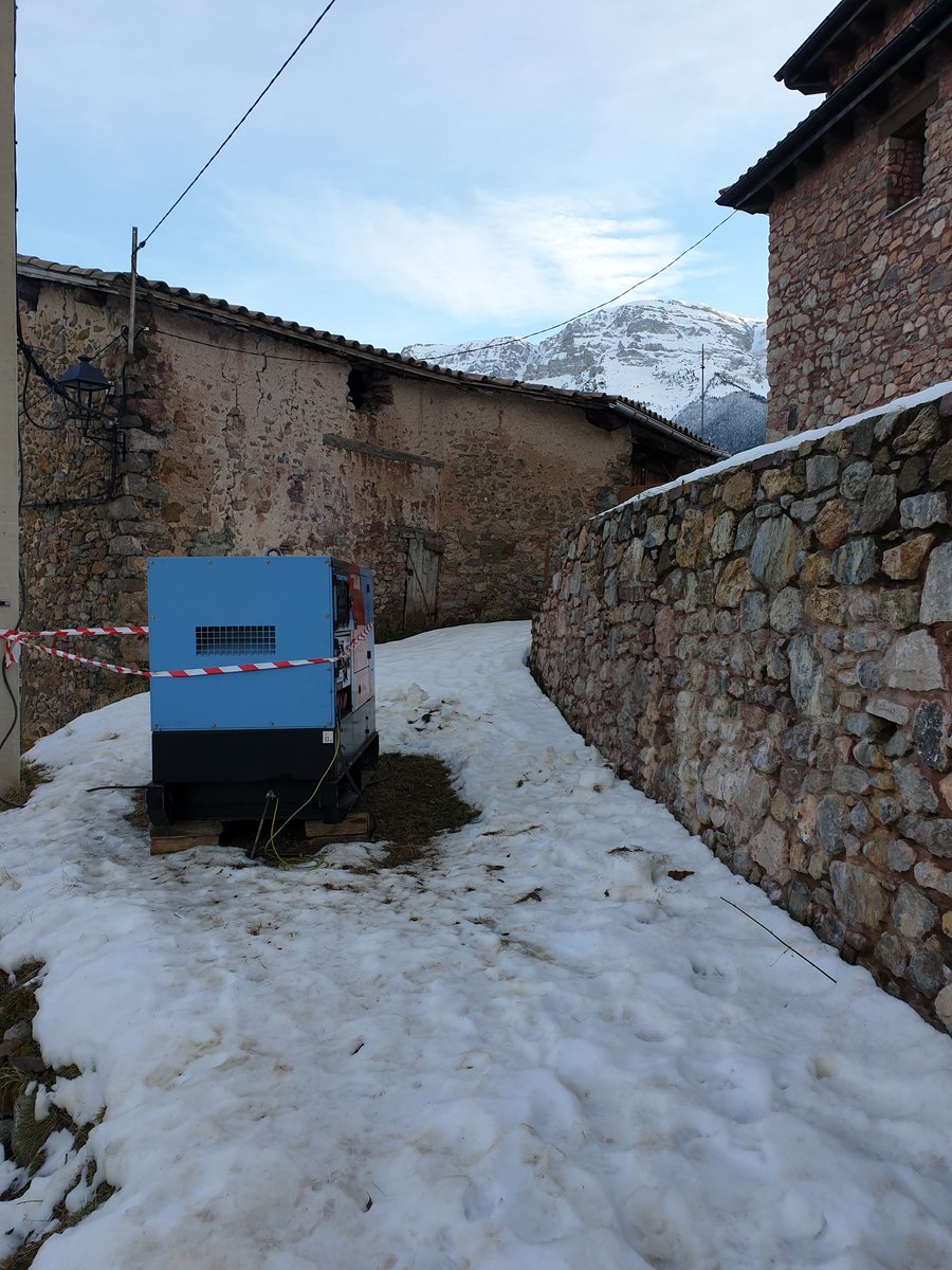Els pobles del Pirineu són idíl.lics per visitar-los. Però les persones que hi viuen estan totalment abandonades pel que fa a serveis bàsics. Al Querforadat segueixen amb generadors dies després de la nevada. I els carrers plens de neu. #elquerforadat #cava #alturgell #hivern2020