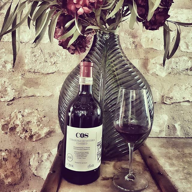 JDubrawska's tweet photo. When you should start cooking but it's not really what you want to do in that moment, highly recommended is to open the bottle of wine. Try to find the right place for the insta  photo - you can win like that even 10 minutes without cooking! Write the po… https://t.co/WsNKwbBcji https://t.co/hcI3pJwMUf