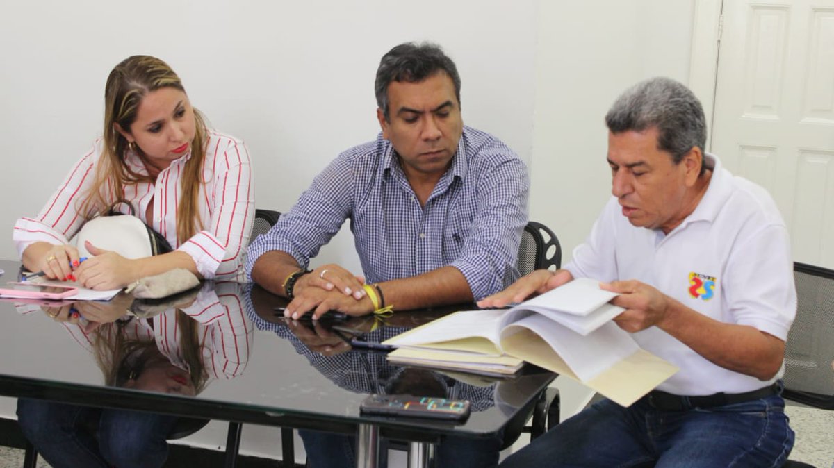 alcaldiabarranc's tweet photo. #UnidosPorElDistrito | Reconocemos la labor de las organizaciones sindicales y escuchamos interesantes propuestas de los miembros de la junta directiva Sindicato Unitario Nacional de Trabajadores del Estado @SUNET_COL a quienes agradecemos su respaldo al #GobiernodelCentenario. https://t.co/QRJCxYKOdb