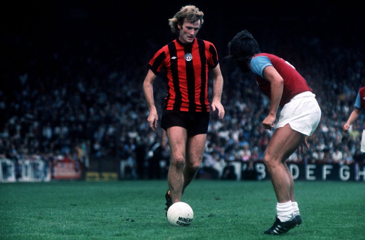robertmdaws's tweet image. Great pic of #RodneyMarsh 1975 on the ball for #MCFC vs #WHU @ManCity @wozza64mcfc