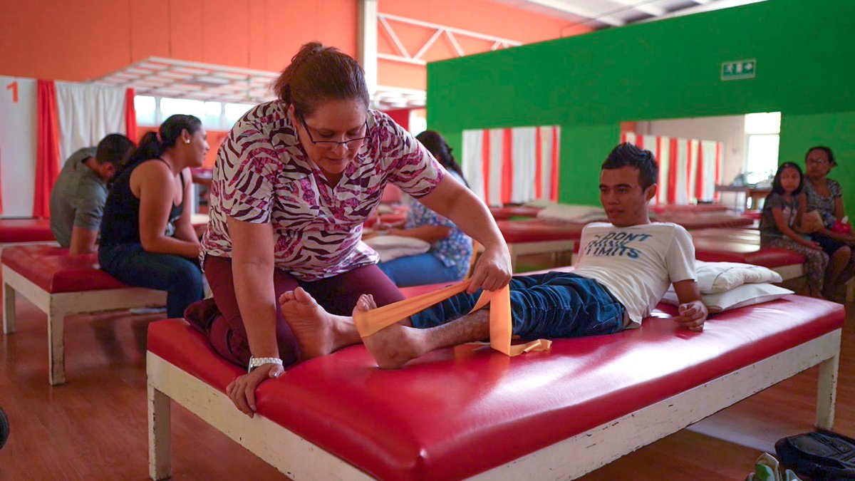 TeletonSV's tweet photo. En Gimnasio de adultos de #TeletonSV, nuestros terapeutas trabajan junto al usuario la motricidad gruesa para desarrollar sus habilidades físicas y funcionales.
#Teletón #ElSalvador
#TeletónTodoElAño https://t.co/cukSWHZVSS