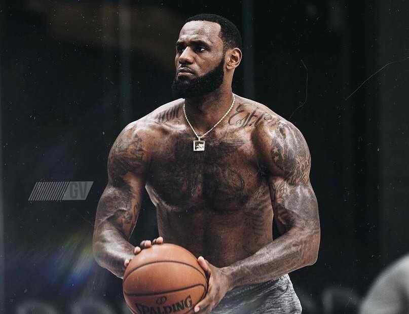 hoopfiends's tweet photo. Frank Vogel asked the Lakers who wanted to speak first. 
No one answered. 
After about 15 seconds, LeBron James stood up. “I’ll go,” he said.

“God Gave me Wide Shoulders for a reason” 💛💜♾ https://t.co/b78KKkC5Qb
