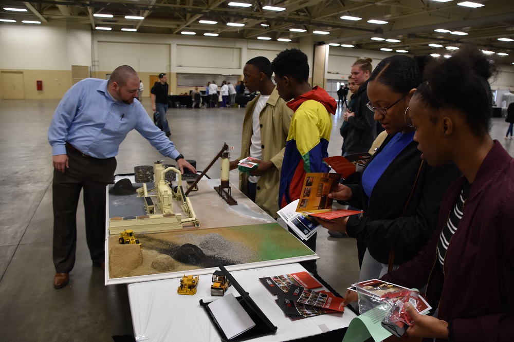 CumberlandCoSch's tweet photo. 9th grade students are exploring their educational options at the inaugural CCS Career and Technical Education (CTE) Pathway Fair. #exceptionalenvironments #successfulstudents https://t.co/GjmyYEdev9