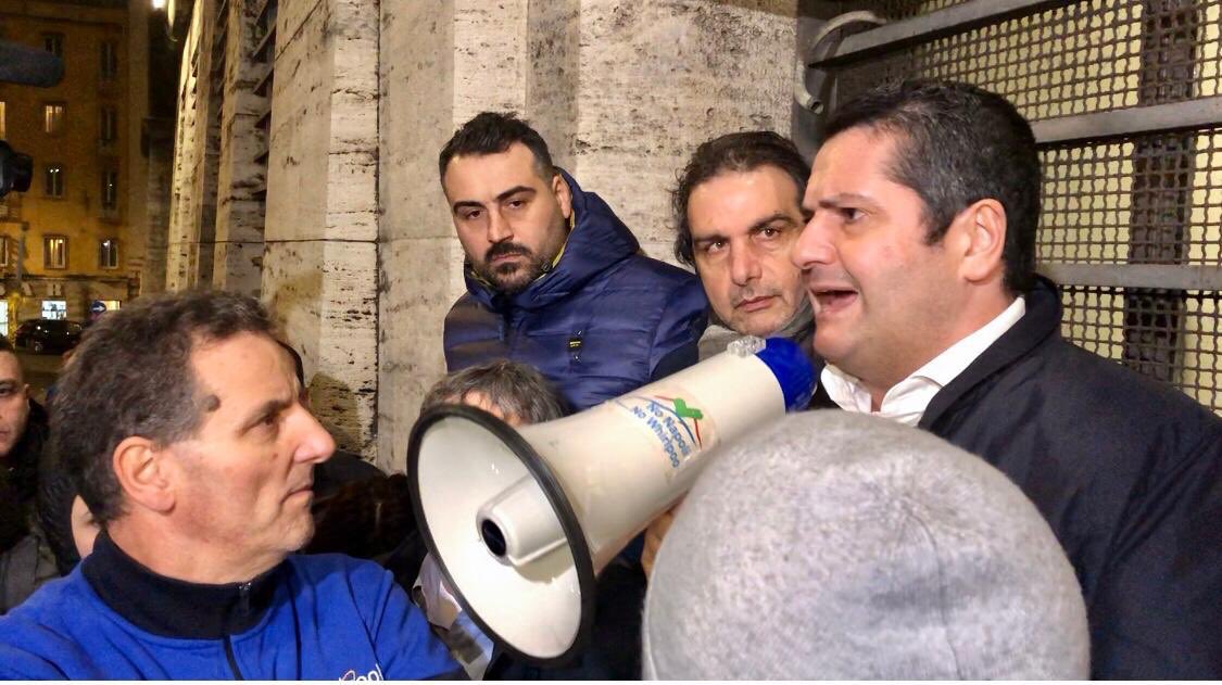 #Whirlpool Calci, spinte e sputi ai danni dei segretari generali di #Fim #Fiom e #Uilm mentre al termine dell’incontro di questo pomeriggio al #Mise ne illustravano l’esito agli operai #29gennaio #Napoli #Bentivogli