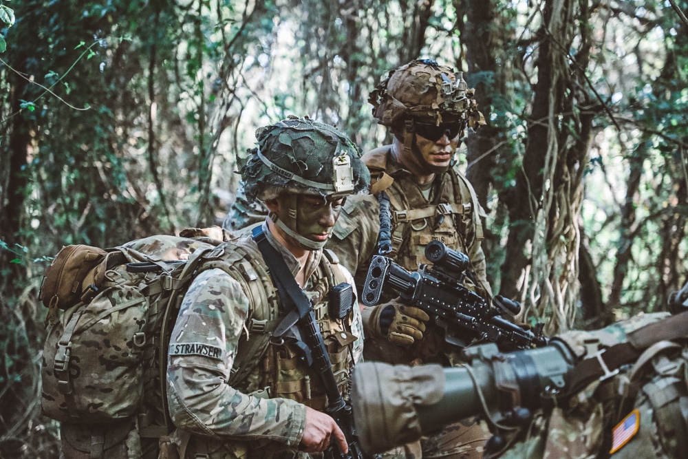 USPACOM's tweet photo. @USARPAC Soldiers with @25thID conduct air assault operations onboard both UH-60 #Blackhawk and CH-47 #Chinhook helos from 2nd Battalion, 25th Aviation Regiment. #2BCT #TropicLightning #FreeandOpenIndoPacific https://t.co/1nv0wr5u8T