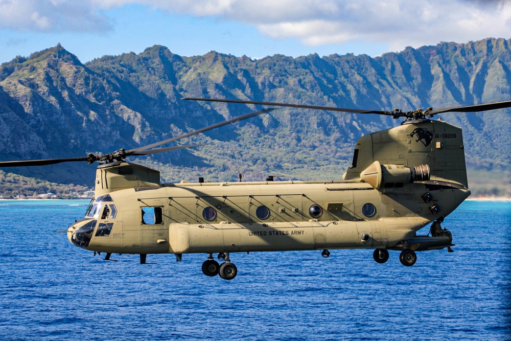 USPACOM's tweet photo. @USARPAC Soldiers with @25thID conduct air assault operations onboard both UH-60 #Blackhawk and CH-47 #Chinhook helos from 2nd Battalion, 25th Aviation Regiment. #2BCT #TropicLightning #FreeandOpenIndoPacific https://t.co/1nv0wr5u8T