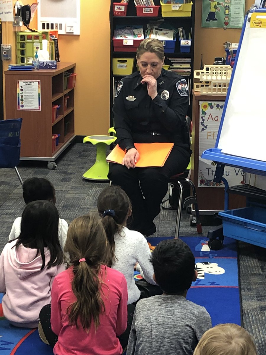 1MBrookForest's tweet photo. 1M enjoyed their visit from the Oak Brook Police Department.  We learned lots of different ways to stay safe.  Thank you! #d5earns #d53cares https://t.co/ylbxWZCPXf