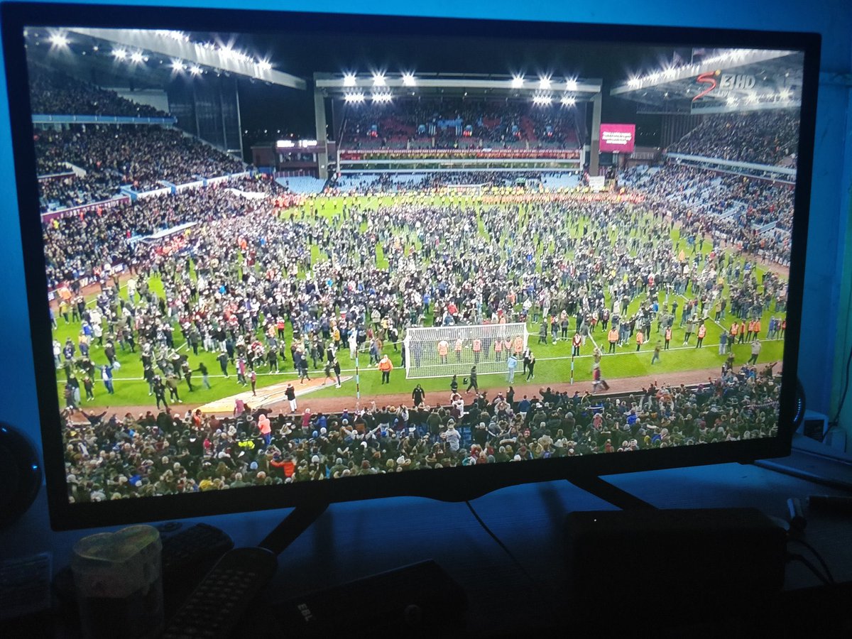 TheImmortalKop's tweet photo. This is how real fans celebrate going to Wembley, not just walking out like it’s nothing like City fans. Aston Villa are a proper football club. https://t.co/KDXdZpU4X0