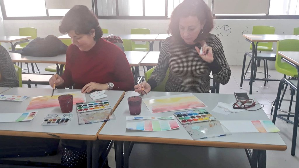 PurezaSantaCruz's tweet photo. Nueva sesión de formación "De profes, para profes" en la que Nuria Padrón, profesora de Educación Plástica nos ha iniciado en la utilización de las acuarelas abriéndonos las puertas a la utilización de las mismas como recurso en nuestras materias,
asociándolo al #ProyectoPrisma https://t.co/I15M8Wlg1x