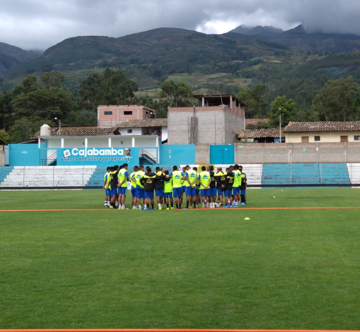 clubllacuabamba's tweet photo. Nuevamente a darle a la redondita
Tarde de full entreno
#FuerzaLlacuabamba
#OrgullosamenteLiberteños https://t.co/7NqNwwX24H