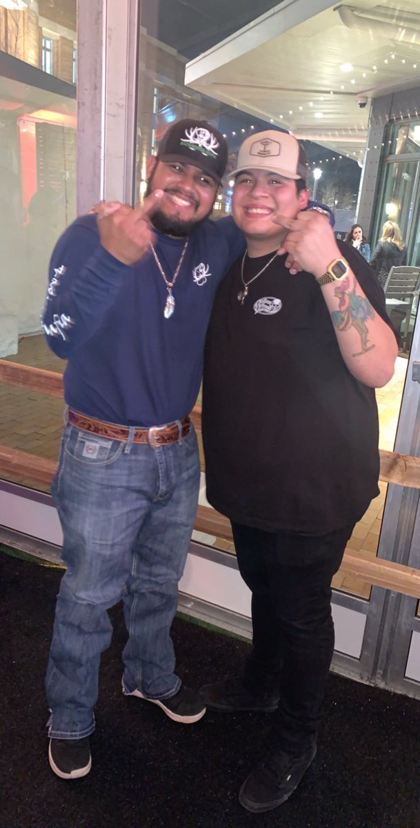 Adrian_Sotelo1's tweet photo. Ol boi puts on one hell of a show!! @gioandtheguns #TwoBeans https://t.co/mDgcM46qiI