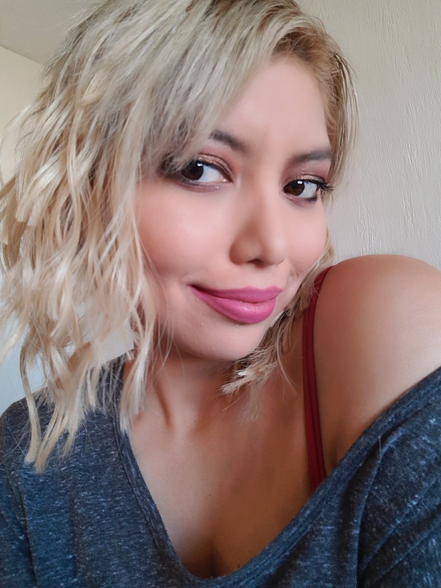 Jamás cambies lo que más quieres en la vida por lo que más deseas en el momento, por qué los momentos pasan, pero la vida sigue. 😉