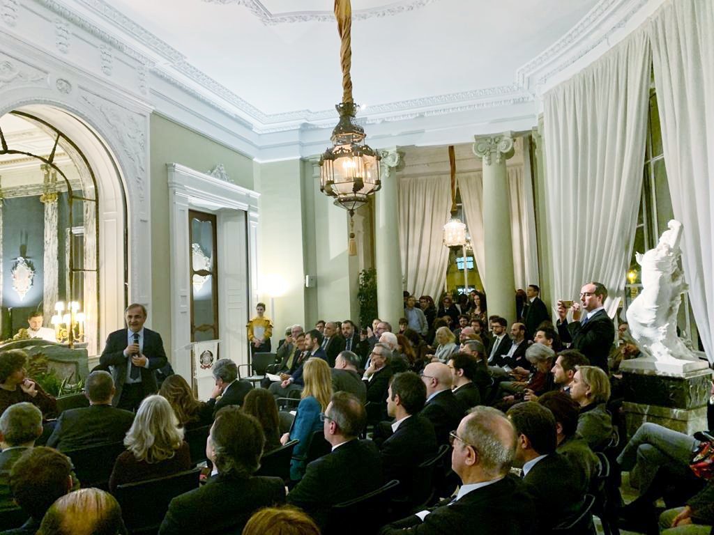 RicardoMerlo5's tweet photo. A #Madrid sono intervenuto come invitato d'onore alla presentazione l’invitato d’onore alla presentazione del libro “Viaggio tra gli Italiani all’estero”, a cura di Steven Forti (ed. Il Mulino) #Farnesina #italianiallestero #italianinelmondo #ItalianiinSpagna https://t.co/Ojr1W72LHu