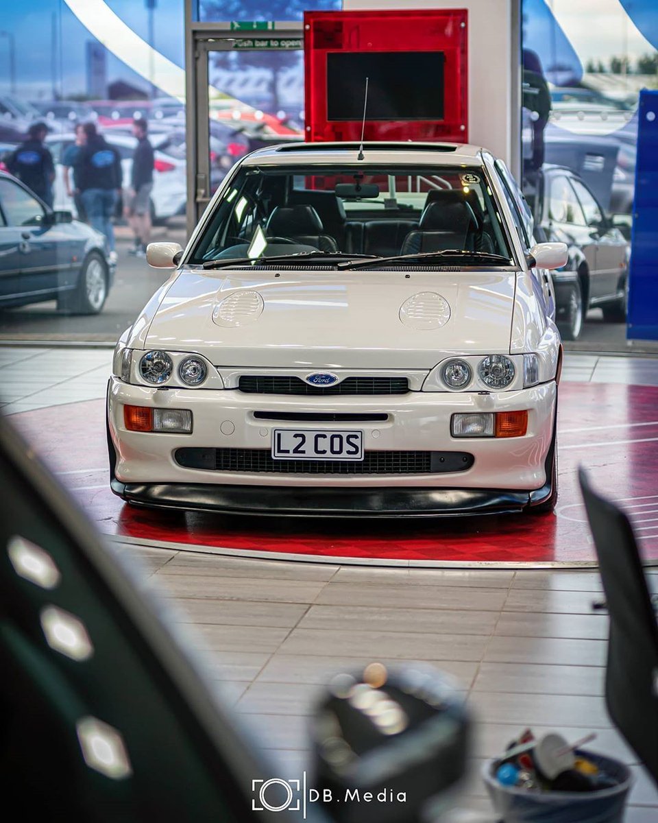HeritageFord3's tweet photo. Ford Escort Cosworth
📷: dbmedia1
#heritageford #ford #escort #rs #cosworth #fordescortcosworth #escortcosworth #rscosworth #oldschool #classic #blueoval #whaletailwednesday #frontendchallenge #peoplesford #peoplesrs #peoplesfordsighthill #edinburgh #scotland #dbmedia https://t.co/A6B89hrEKD