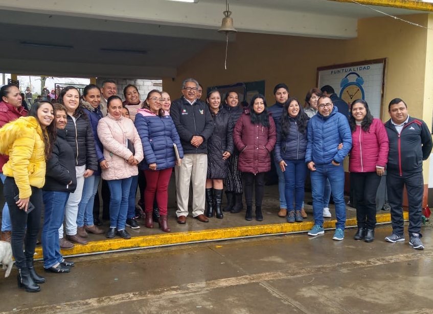 En la Escuela Primaria Niños Héroes de Molango, el titular de la SEPH, @atilanorp tuvo la oportunidad de platicar con docentes, padres y madres de familia para comentarles acerca de los apoyos que otorga el Gobernador <a href="/omarfayad/">Omar Fayad</a> a la educación, muchos de los cuales reciben.