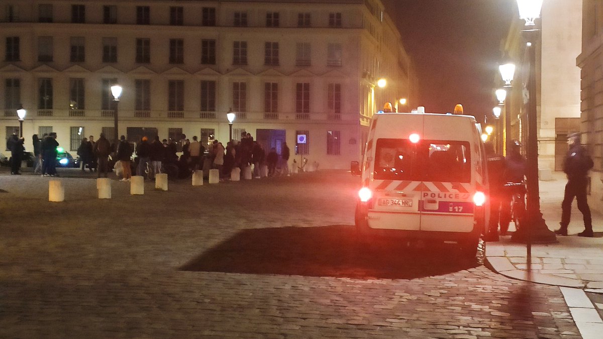 Jean_dHarcourt's tweet photo. À force de les chercher on retrouve la #veillée #resistancebioethique devant l'assemblée nationale. #ONLR3J #MarchonsEnfants https://t.co/fZ8MmZ6vev