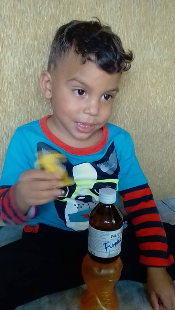 fundacionjesed's tweet photo. Gracias a un Cumanes en Perú hace días donamos #valprom  a Thiago Lemus este pequeño sufrio traumatismo craneoencefálico moderado a consecuencia de caerle un televisor encima en el mes de Diciembre, recibe tratamiento en su casa, 2do frasco de valprom q le donamos #cumaná https://t.co/g0X4raYA8W
