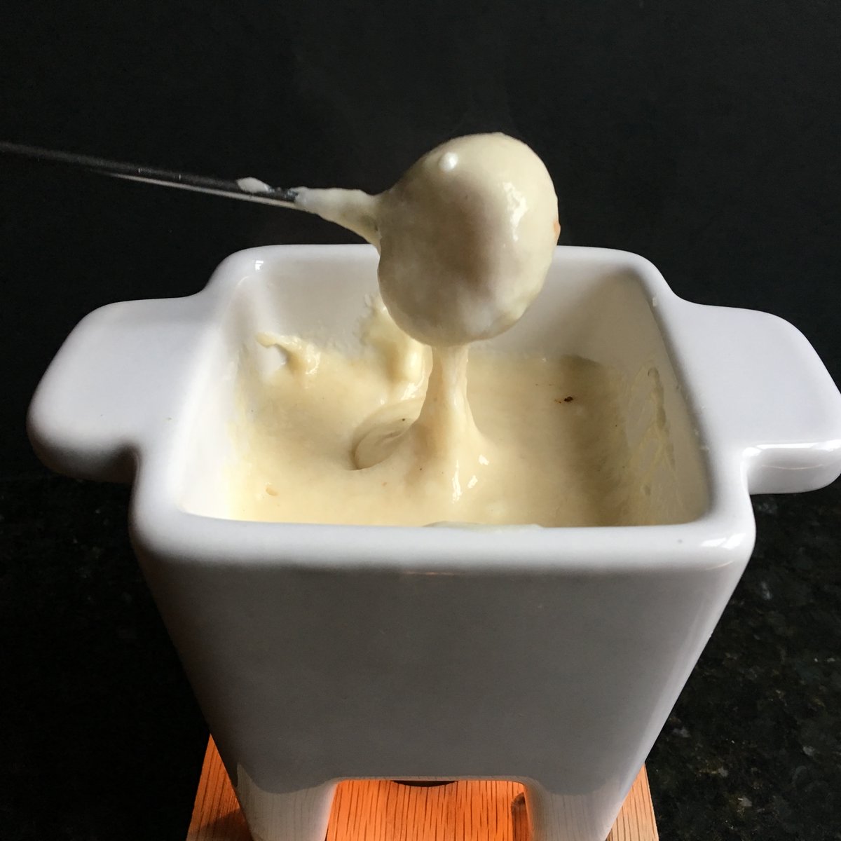 cheesesexdeath's tweet photo. #CheeseTip: if you’re cooking with cheese ALWAYS bring her to room temp first! That way she’ll melt evenly into glorious perfection. Srsly tho, if you try to make fondue out of cold cheese, you will ruin your damn fondue. https://t.co/9XDBjIOW2b