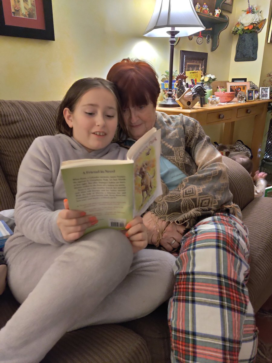 4Overlook's tweet photo. Snuggle up and read with me! #AACPSReadWithMe ⁦@OverlookES⁩ https://t.co/jb1SUtJ1TL