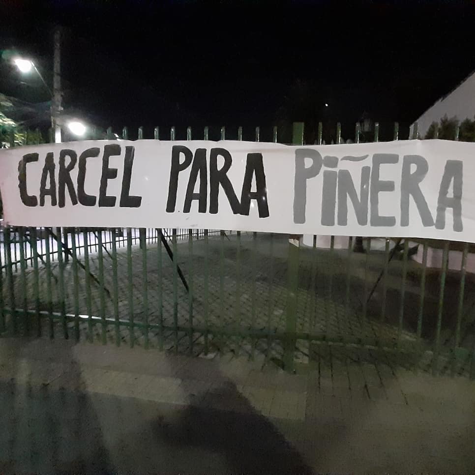 Decastica's tweet photo. #lacisterna presente porque ya BASTA DE IMPUNIDAD ESTAMOS CANSADOS #PacosTraidores #PacosAsesinos #ContanzaSantamaria #ChileNoSeRinde
#laluchasigue #piñeraasesino #piñerarenuncia #JusticiaComplice https://t.co/ZaRNoPi0x5