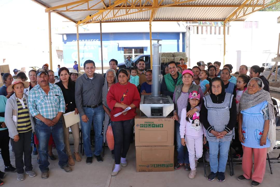 LaloMaldonadoSF's tweet photo. Estamos atentos a las necesidades de nuestra población. Hoy en El Carretón entregamos estufas ecológicas que benefician a familias en su salud.
#SanFelipeesProgreso
#UnionTradicionyProgreso https://t.co/lM5Bb1E10r