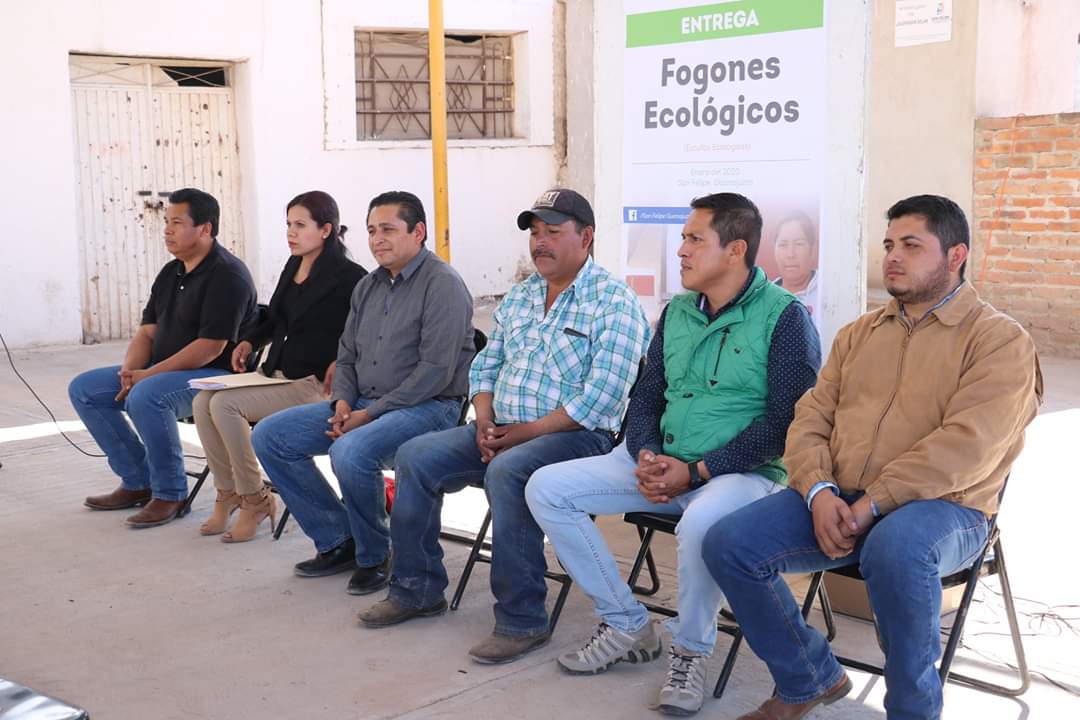 LaloMaldonadoSF's tweet photo. Estamos atentos a las necesidades de nuestra población. Hoy en El Carretón entregamos estufas ecológicas que benefician a familias en su salud.
#SanFelipeesProgreso
#UnionTradicionyProgreso https://t.co/lM5Bb1E10r
