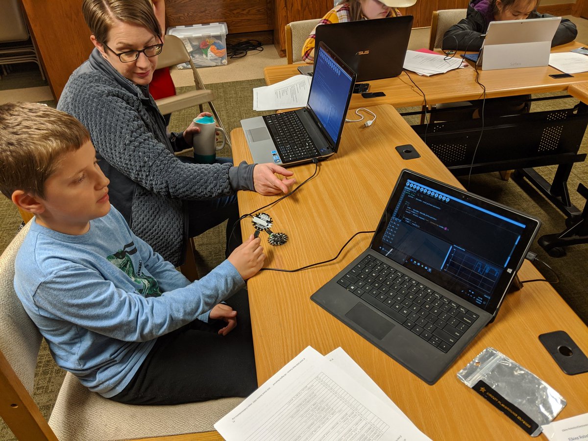 am_francis's tweet photo. Success!  Tinker Squad sending measurements (light, temperature) over infrared with our @adafruit circuit playgrounds!  Can't wait to get started with our new #bluefruits next time.  @OzarkIEEE @ElkinsRobotics #ieee #ieeexp https://t.co/TshPtegapI