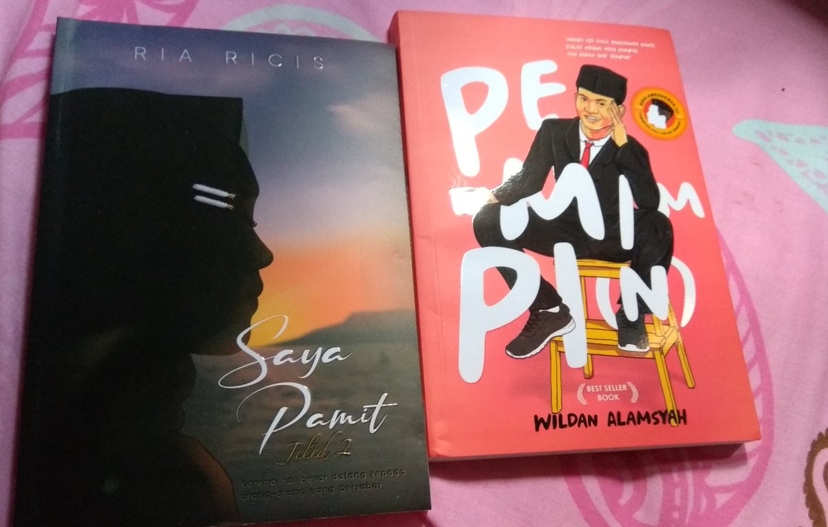 AmeliaRetnaSar2's tweet photo. Bukunya aja dulu dah yg bersanding. Orangnya bersandingnya nyusul. Otw halal. 😊🤗 @wildanalamsyahh @RiaRicis https://t.co/UPk5vV00MJ