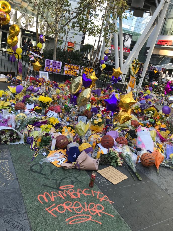 mauricemendy's tweet photo. Nous étions venus pour voir le match. Finalement... #RestInPower #KobeByrant https://t.co/oXEkNnTVlN