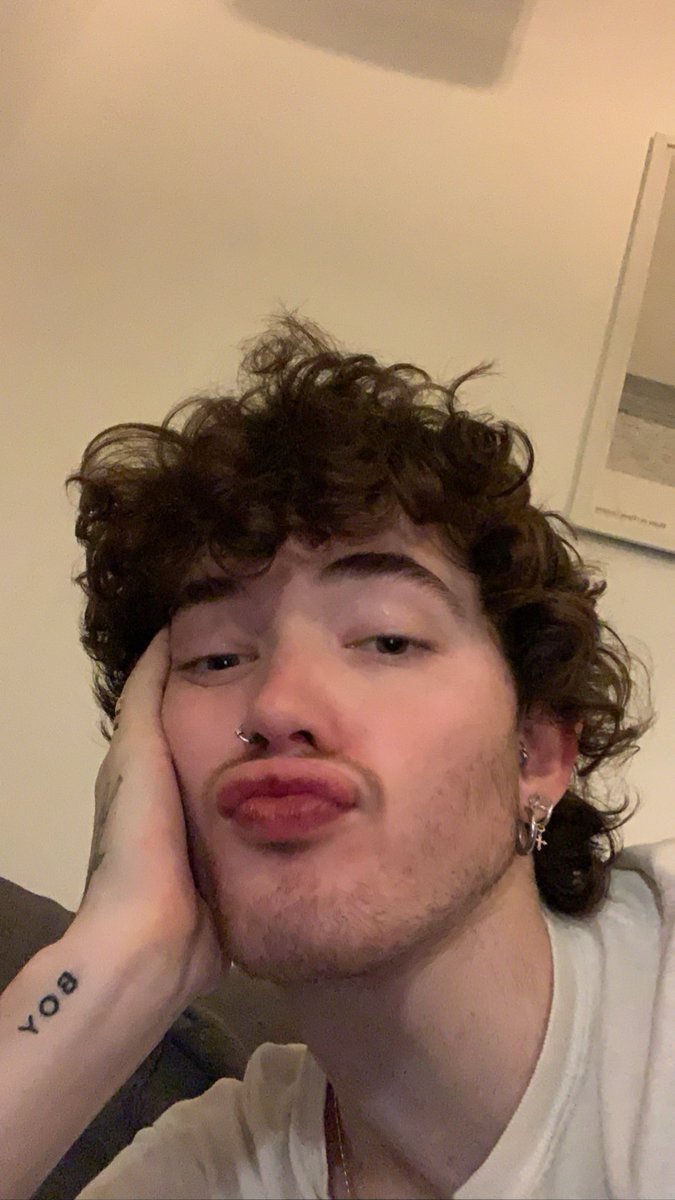 jxthmpsn's tweet photo. procrastinating in every way possible, hi twitter https://t.co/kz3nbnXc4G