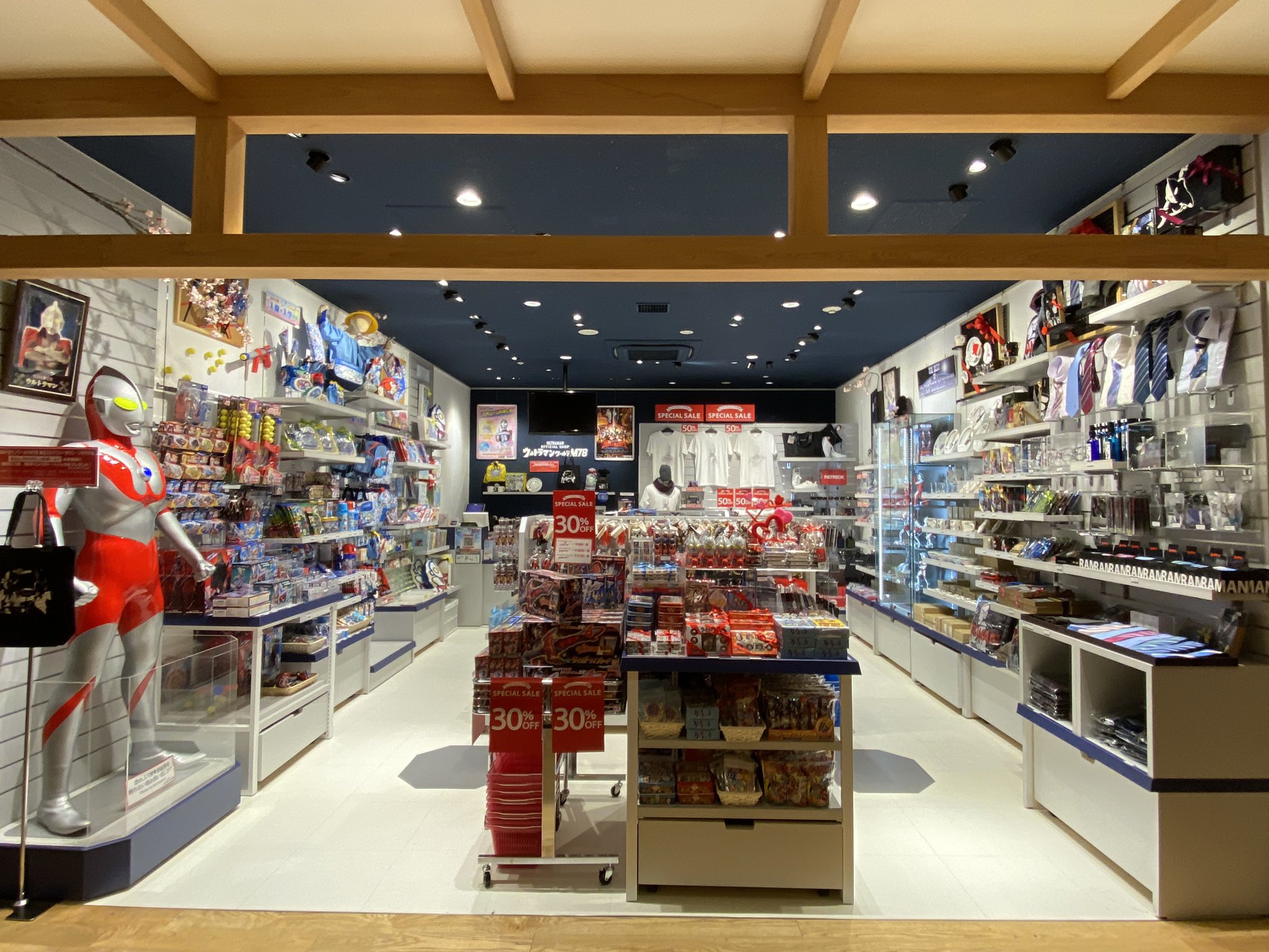 ウルトラマンワールドm78公式 ウルトラマンワールドm78 東京ソラマチ店 ソラマチ 店が本日リニューアルオープンいたしました リニューアルオープン記念のオリジナルトートバッグとステッカー まだまだ配布中です 21時まで営業していますので お