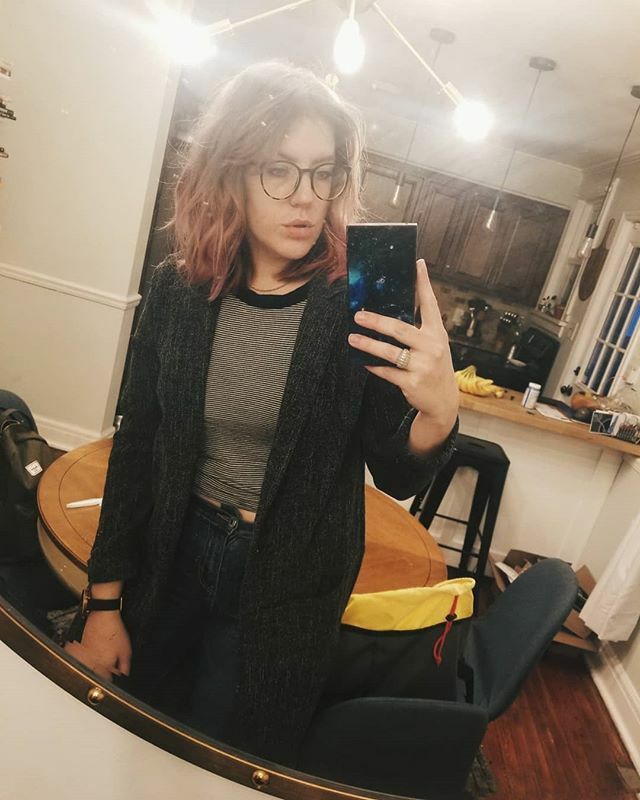akvarnau's tweet photo. different mirror, classic outfit. https://t.co/g3PgwrZFik https://t.co/woIagkSHUB