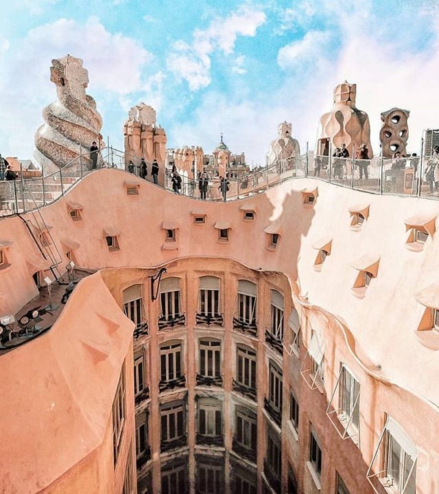 #WednesdayWanders where we’d rather be... the rooftop of this iconic building in Barcelona 😍

have you been here?! 👇🙋‍♀️🙋‍♂️ #gobehere 
rg <a href="/alexcarne/">alex carne</a> ift.tt/2S2RWzp