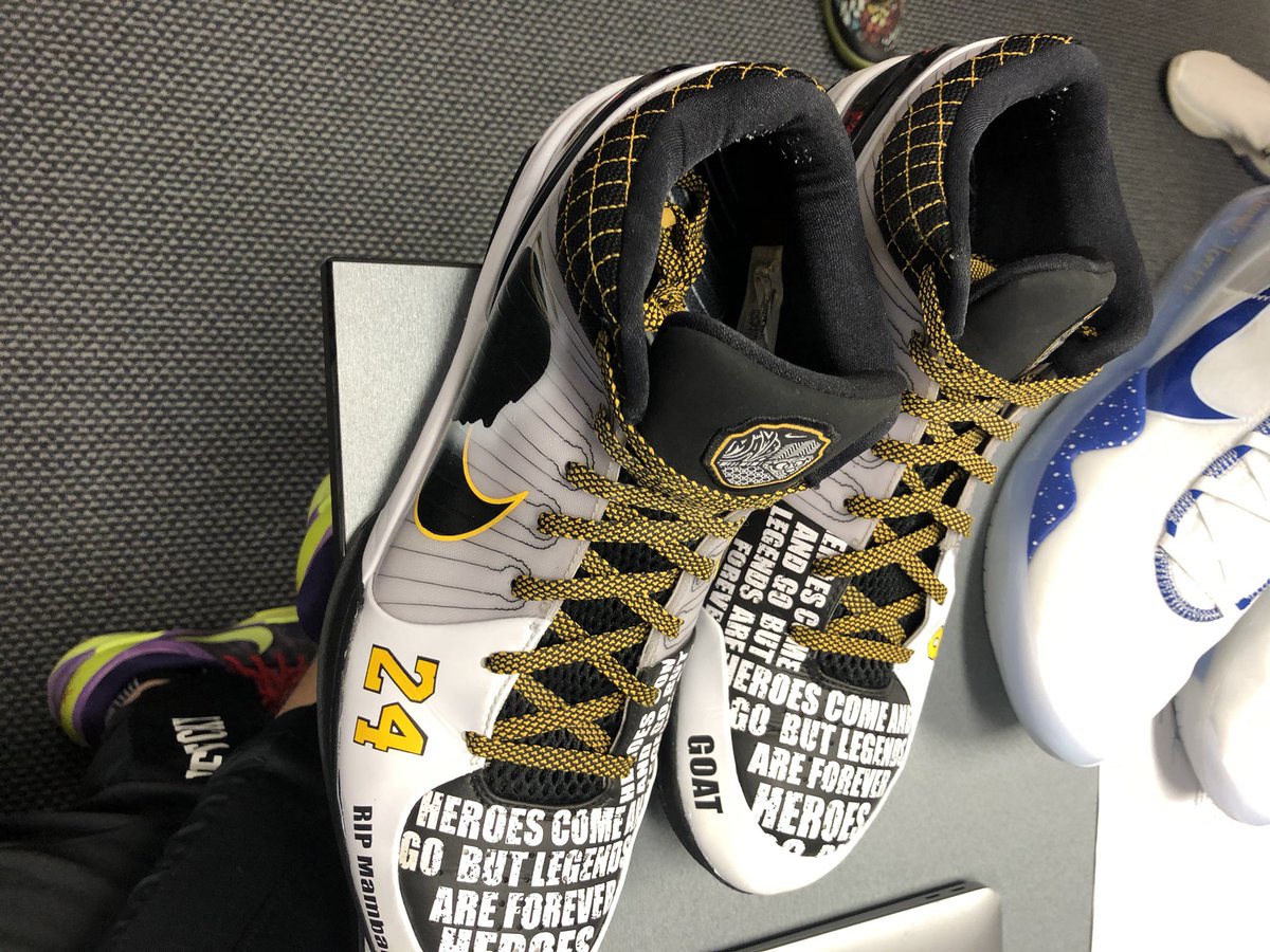 KentuckyCards's tweet photo. Special Edition Kobes for a couple of the guys tonight...amazing work by TrueBlueCustoms (IG)... Kobe and G’s numbers man amazing https://t.co/OnWUrsAqTs