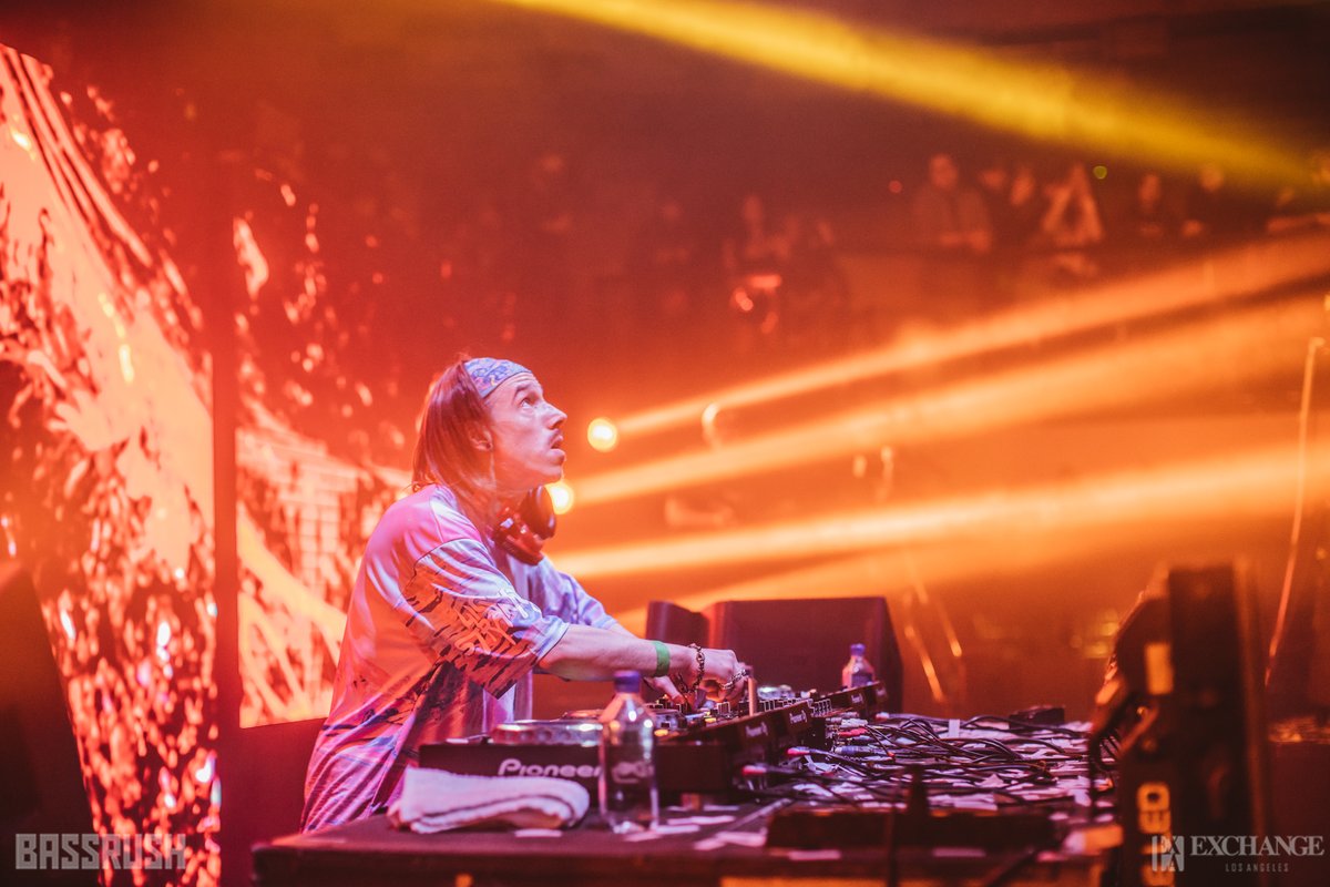 Photos are now up on our site from <a href="/LiquidStranger/">Liquid Stranger</a>, <a href="/Nastysounds/">Marshmelloo</a>, <a href="/ethanglassmusic/">ethan glass</a> + <a href="/Grayareasound/">Gray Area</a> at <a href="/ExchangeLA/">ExchangeLA</a> last Thursday ⚡️🌀

→ bassrush.com/gallery/liquid…