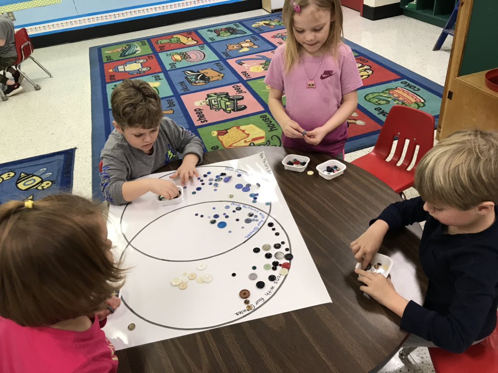 hgpSTEMlab's tweet photo. “Groovy” buttons everywhere @hgpSTEMlab‼️#ilovestem #mscstrojans @hgptrojans https://t.co/79VCYzuQfR