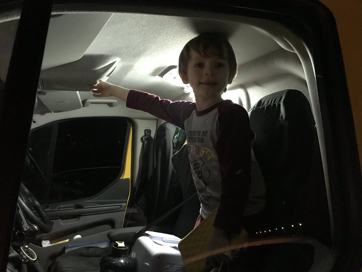 MummySezza's tweet image. Thank you !!!!! Mr AA man.We broke down tonight in the cold🥶weather in a dark place miles away from home &amp;amp; my little dude didn’t like it one bit until the AA man arrived &amp;amp; he was able to sit in the warm van &amp;amp; turn on the lights. He was brilliant with Ollie 🧩💙 #AAbreakdown