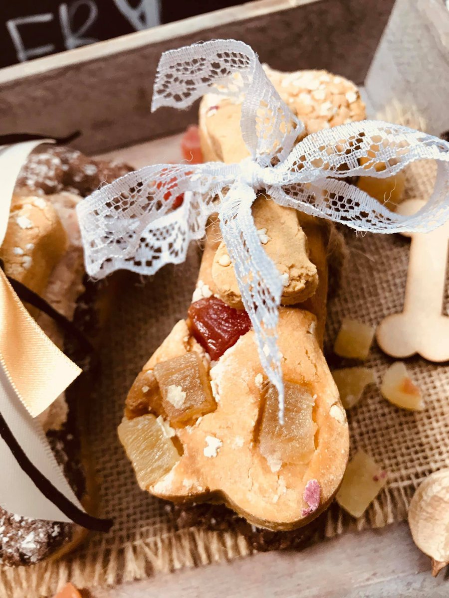 TheDogsDailyLtd's tweet photo. Our plant based vegan natural canine cookies #dogsofinstagram #Baking #cookies #dogwalking #doggroomer #dogtreats #dogsport #ourdogs #dogshowing #DogsofTwittter #farmshop #farminguk #gardencentre #topdogmodel #TopDogTips #naturaldogtreats #plantbased #Veganuary2020 https://t.co/BHI8v38xK0