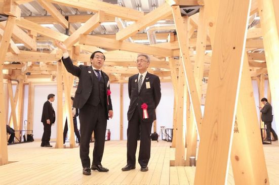 木の香りが広がる施設内を見学する遠軽町の佐々木町長（左）と下川町の谷町長（藤井泰生撮影）