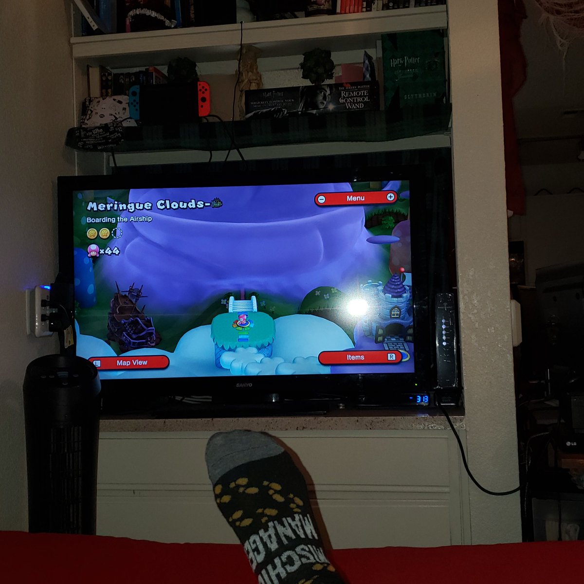 GreenEyedVelvet's tweet image. Waiting for my comforter to finish drying, so I decided to see if I can finally finish Mario. #nerdythings