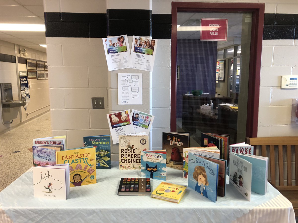 ScottCentralPS's tweet photo. Our students explored many aspects of mental health on #BellLetsTaIk Day from what is mental health, ways to stay calm &amp; how to manage online with Const. Edgars! We’ll be continuing the discussion over the next week! #DDSBWellBeing https://t.co/MVmuwuGdNP