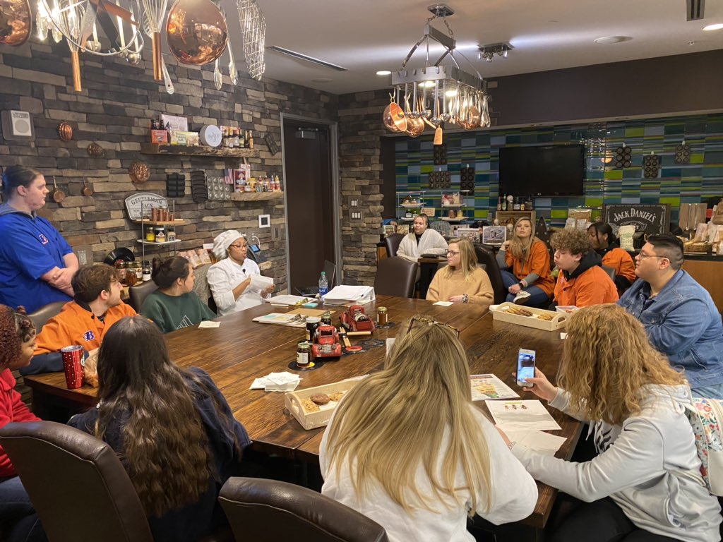 mskatebrown628's tweet photo. Great trip yesterday with BHS Culinary to the Music City Center! They were wonderful hosts @Culinary_Chef_P @RuCoCTE @bhsjustus @NashvilleMCC https://t.co/0bYyIGzhbr