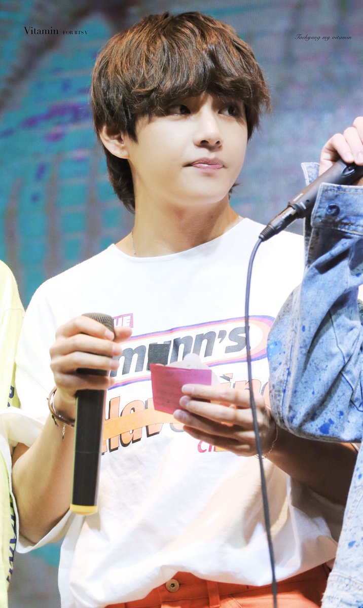 Vitami1230's tweet photo. 180603 미화당팬사【HQ】
🍞🍞
#방탄소년단 #뷔 #태형 #TAEHYUNG #V #BTS  
@BTS_twt https://t.co/RT6QDSTbcM