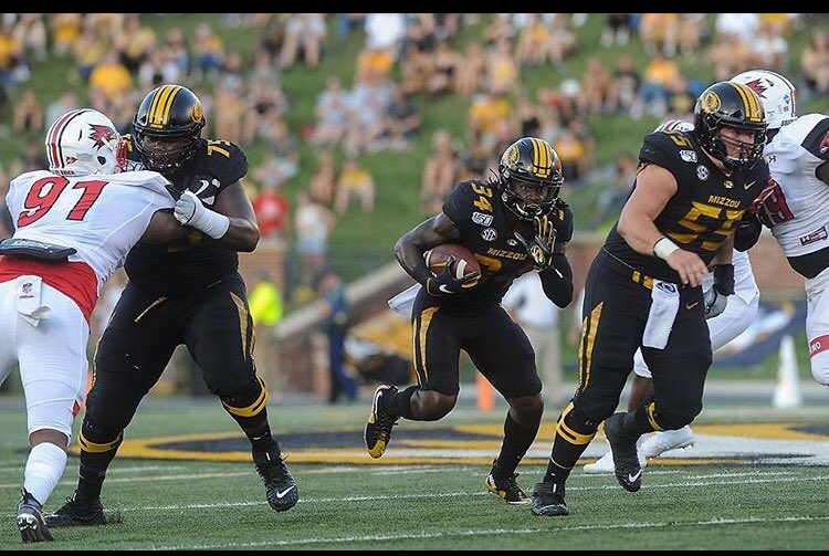 LaVellWright7's tweet photo. Extremely blessed to receive an offer from the university of Missouri #Miz x #Newzou 🐯@CoachDrinkwitz @CoachDjSmith @FBCoachThompson @ArmedPHorce https://t.co/WpxWv4gcXM