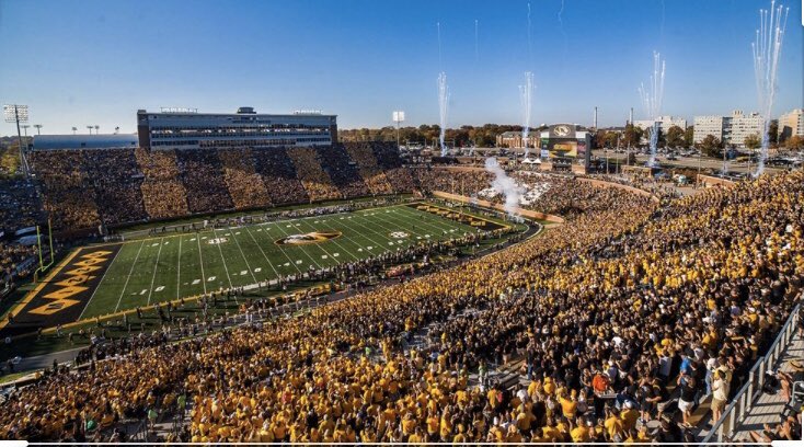 LaVellWright7's tweet photo. Extremely blessed to receive an offer from the university of Missouri #Miz x #Newzou 🐯@CoachDrinkwitz @CoachDjSmith @FBCoachThompson @ArmedPHorce https://t.co/WpxWv4gcXM