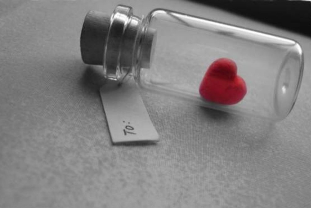 비를 맞으며
걷는 사람에겐
우산보다
함께 걸어줄 누군가가
필요한 것임을

울고 있는 사람에겐
손수건 한장보다
기대어 울 수 있는 
한 가슴이 
더욱 필요한 것임을...
 
「이정하=
사랑한다는것은」중에서