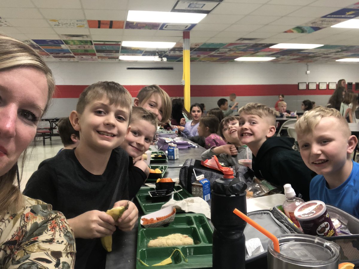 parkpeep's tweet photo. Oh ya know- just eating lunch with my flying monkeys! #❤️myPARKpeeps #CRAZYcircus https://t.co/Q1wKi1UaYZ