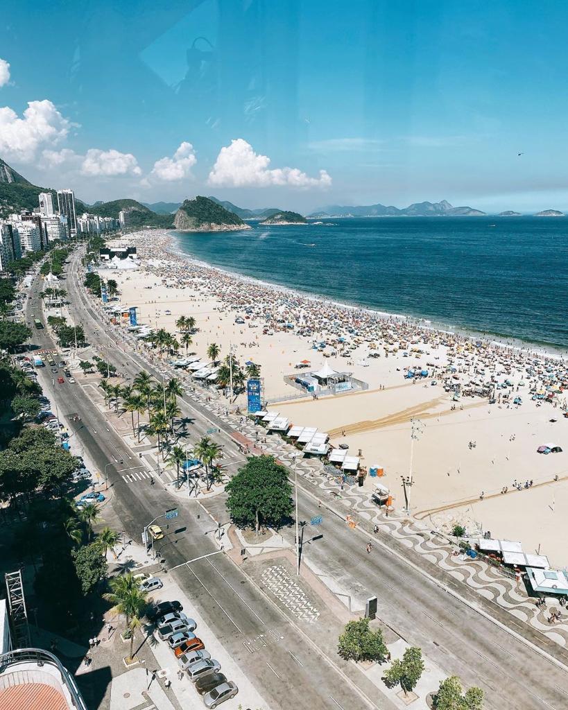 A vista espetacular da praia de Copacabana em frente ao nosso hotel.
📸 steyamanisk